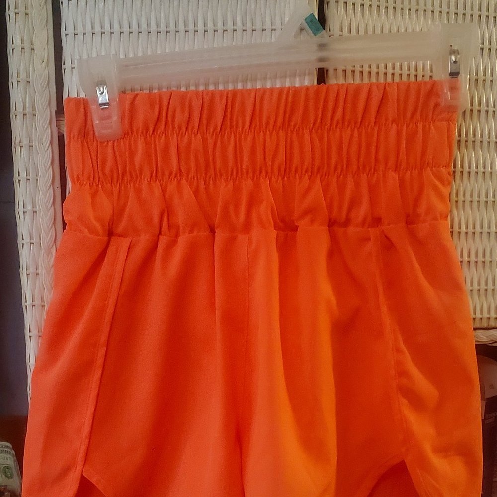 New In  - highwaisted short